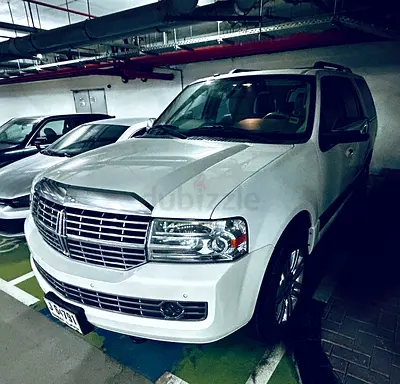 2014 Navigator presidential super low kms-full options-GCC-no accident-looks and drives Excellent!