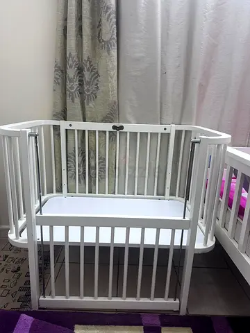White convertible baby crib / bedside sleeper