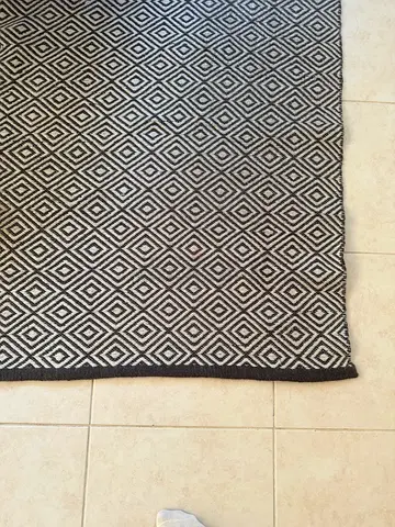 Black and white geometric diamond rug/carpet