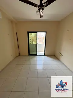 Spacious unit featuring a bedroom, a living room with a balcony, and an entrance hall. The bedroom i