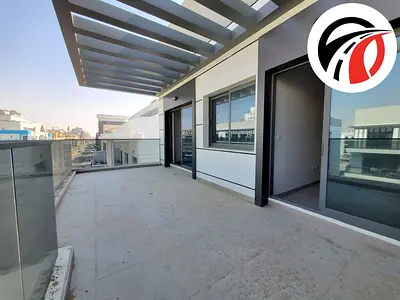 شقة فسيحة بغرفتي نوم | كونستانس ورسان 4 | تراس كبير وإطلالة على المدينة | تصميم غير مفروش