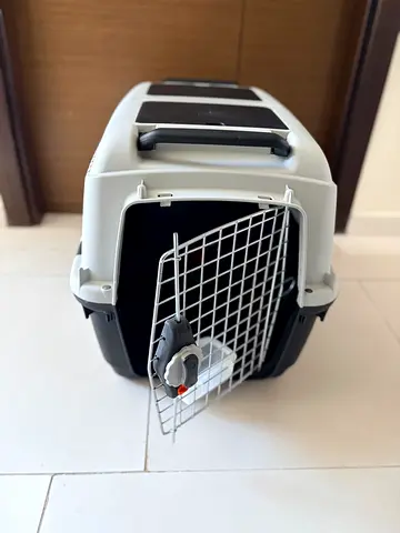 Medium durable plastic pet carrier with frontal metal door - mint condition