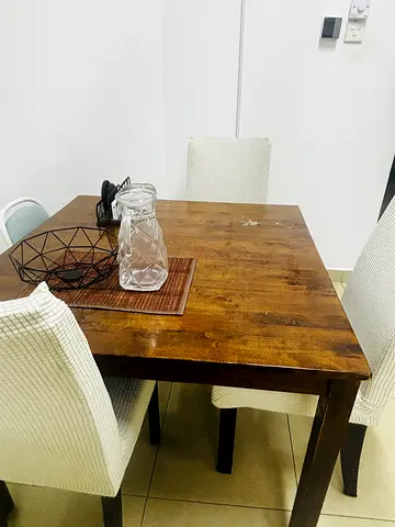 Table with 4 chairs