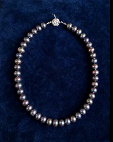 Single-strand dark grey/black akoya pearl necklace with decorative clasp