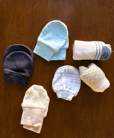 Baby winter socks and mittens, ALL for 5 dhs