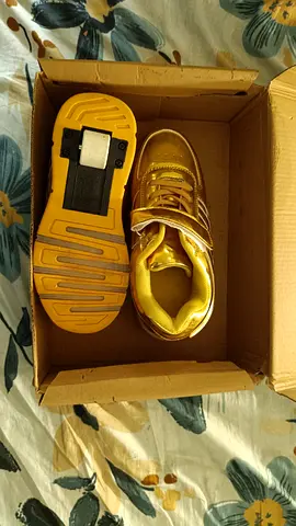 Kids light-up roller shoes, size approx. toddler (gold) - good condition