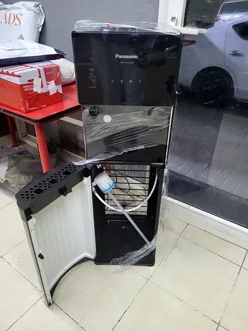 Bottom load water dispenser