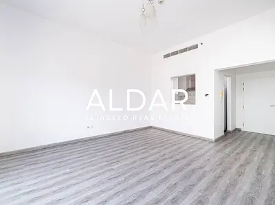 Upgraded Unit|Spacious And Bright|Closed Kitchen