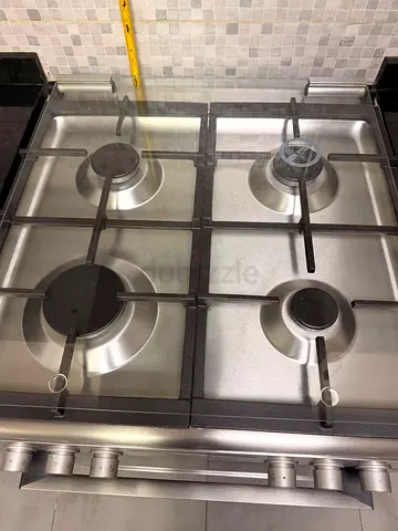 Stainless steel 4-burner gas hob in good condition with electric oven