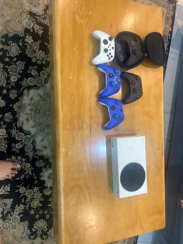 Xbox series s with 5 controllers