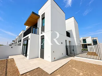 CORNER EDGE UNIT | BRIGHT AND SPACIOUS | 4 BEDS