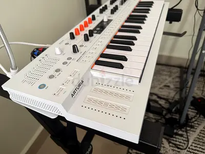 White Arturia minifreak vocoder edition like new