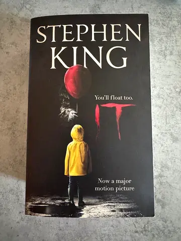 IT by Stephen King - Paperback book