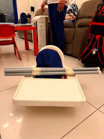 Foldable clip-on baby high chair / booster seat with tray
