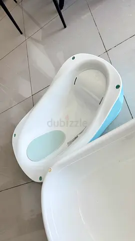 Baby bathtub (compact plastic) - gently used