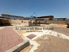 For rent: enclosed plot of land, including two rooms for workers and an open warehouse; equipped wit