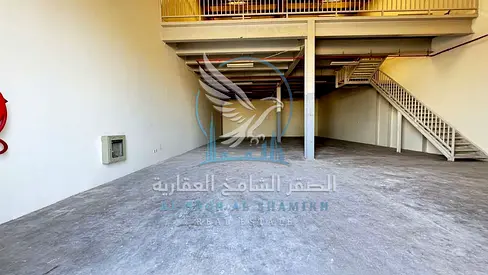 مستودع للإيجار في الصناعية 18، الشارقة، مساحة 4,992 قدم مربع، أرضي مع ميزانين، مناسب للتخزين والأنشطة التجارية .