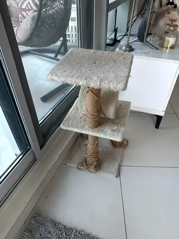 Small two-tier cat scratching post with sisal posts