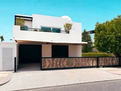 SEA VIEW | BEACHFRONT LIVING | EXTENDED PLOT