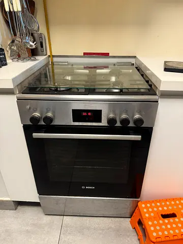 Bosch freestanding gas stove with electric oven - good working condition