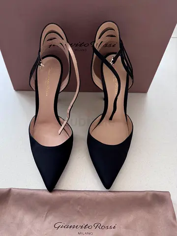 GIANVITO ROSSI black satin pointed toe heels. Authentic. Excellent condition, rare used.