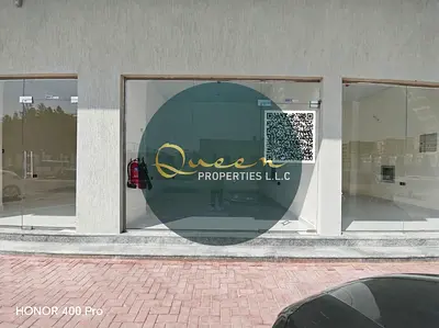 Large space / Prime and vibrant location / Close to services and amenities