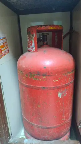 Used Red LPG Gas Cylinder - Standard Size 22kg,