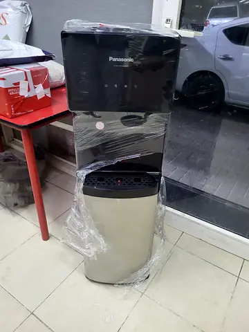 Bottom load water dispenser
