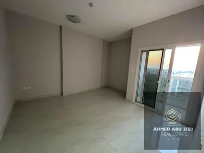 شقة سكنية عائلية للإيجار السنوي في موقع حيوي وممتاز بمنطقة الجرف 3، وبالقرب من السوق الصيني. تتميز الشقة بتصميم عملي ومساحة مريحة تضم غرفتي نوم، صالة