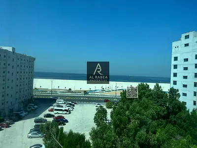 استديو للايجار السنوي بمنطقه الكورنيش مساحه وسعر ممتازين