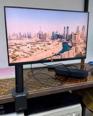 LG 32UN880-B is a 31.5-inch 4K UHD (3840 x 2160) IPS monitor designed for professionals. It features
