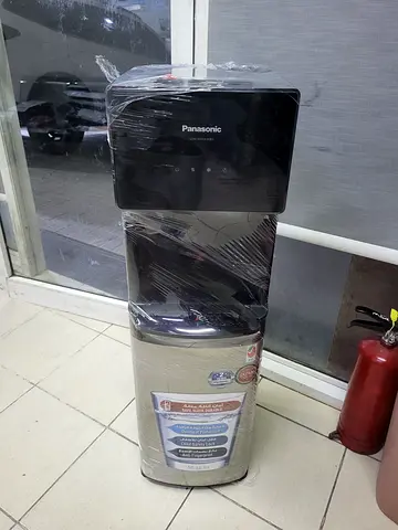Bottom load water dispenser