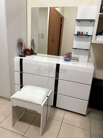 Solace 6-Drawer White Gloss Dresser with Mirror and Stool -Modern Bedroom Vanity-Excellent condition