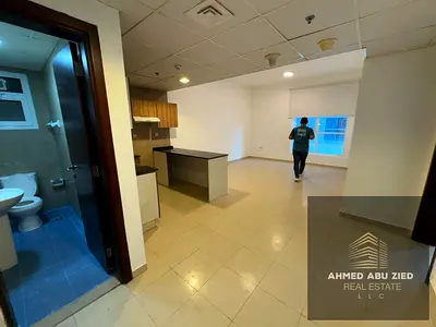 شقة سكنية عائلية للإيجار السنوي في أبراج السيتي تاور الشهيرة بمنطقة النعيمية 2. تتميز الشقة بالمساحة الكبيرة والتصميم العملي الذي يضم غرفة نوم ماستر،