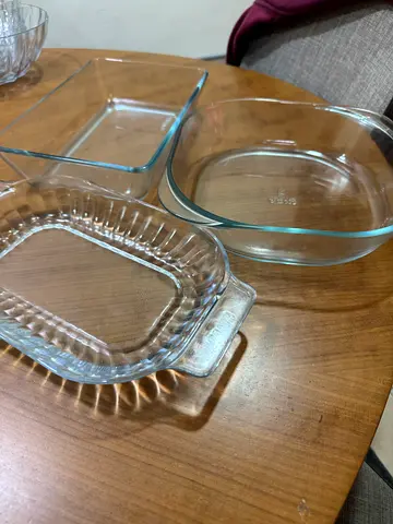 Glass baking and roasting dishes