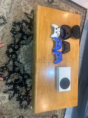 Xbox series s with 5 controllers