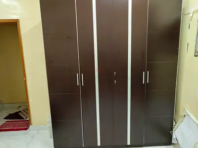Dark wood 4-door wardrobe with central lock - Good condition