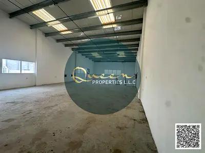 مساحة كبيرة / موقع مميز وحيوي /  مستودع مناسب وحمل كهربائي جيد