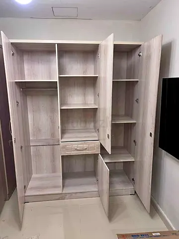I'm selling brand new 3door wardrobe available Made in UAE