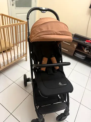 Lightweight compact stroller with sun canopy – gently used