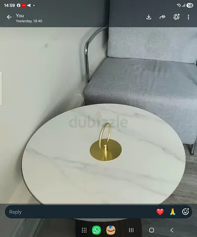 Round marble-effect side table with gold handle