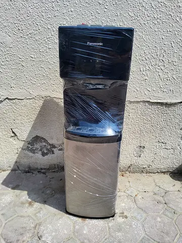 Bottom load water dispenser