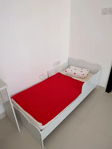 White wooden toddler bed — single, good condition