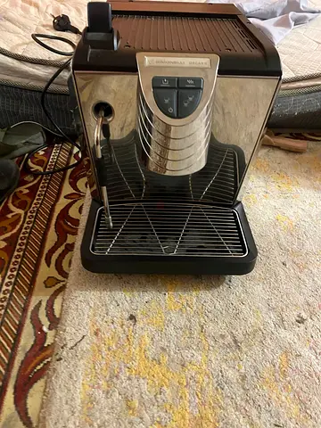 Am selling a coffee machine for sale 1200 AED