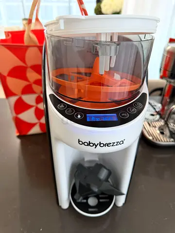 Baby Brezza Electric formula pro milk machine in amazing condition. Only used for about 6 months.