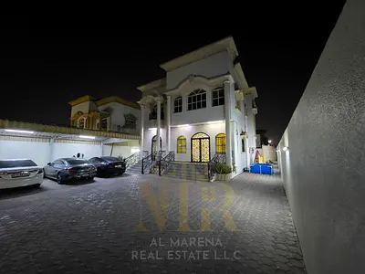للبيع فيلا بعجمان بمنطقه الروضه 3 فرصه مميزه جدا بجوار مسجد وجنب جميع الخدمات الفيلا تتكون من 5 غرف 2 صاله مجلس مطبخ رئيسي ومطبخ تحضيري غرفه خادمه حوش
