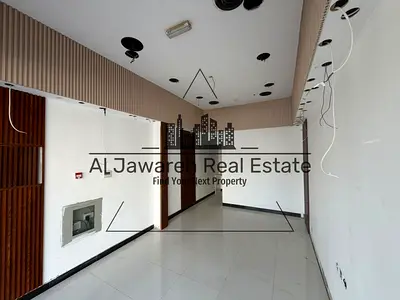 العنوان : الروضه 3 علي شارع الشيخ عمار مساحة العقار: 300 قدم تفاصيل العقار : محل علي شارع رائيسي قيمة الإيجار: 60 الف دفعات: 4 او 6 دفعات