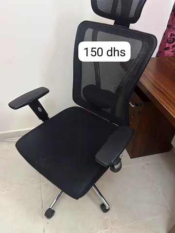 Ergonomic black mesh office chair with headrest – good condition
