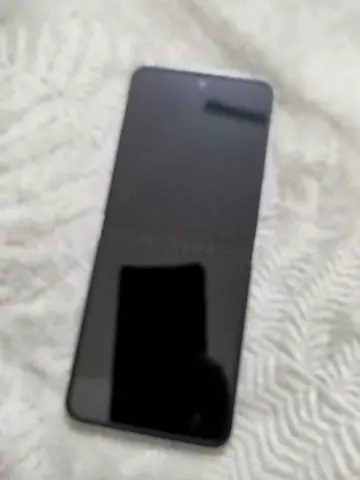 Used Samsung Z Flip6 - 512GB - UAE Version - good condition, comes with case