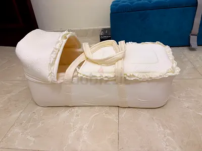 Portable baby bassinet / Moses basket with hood - Carry Cot